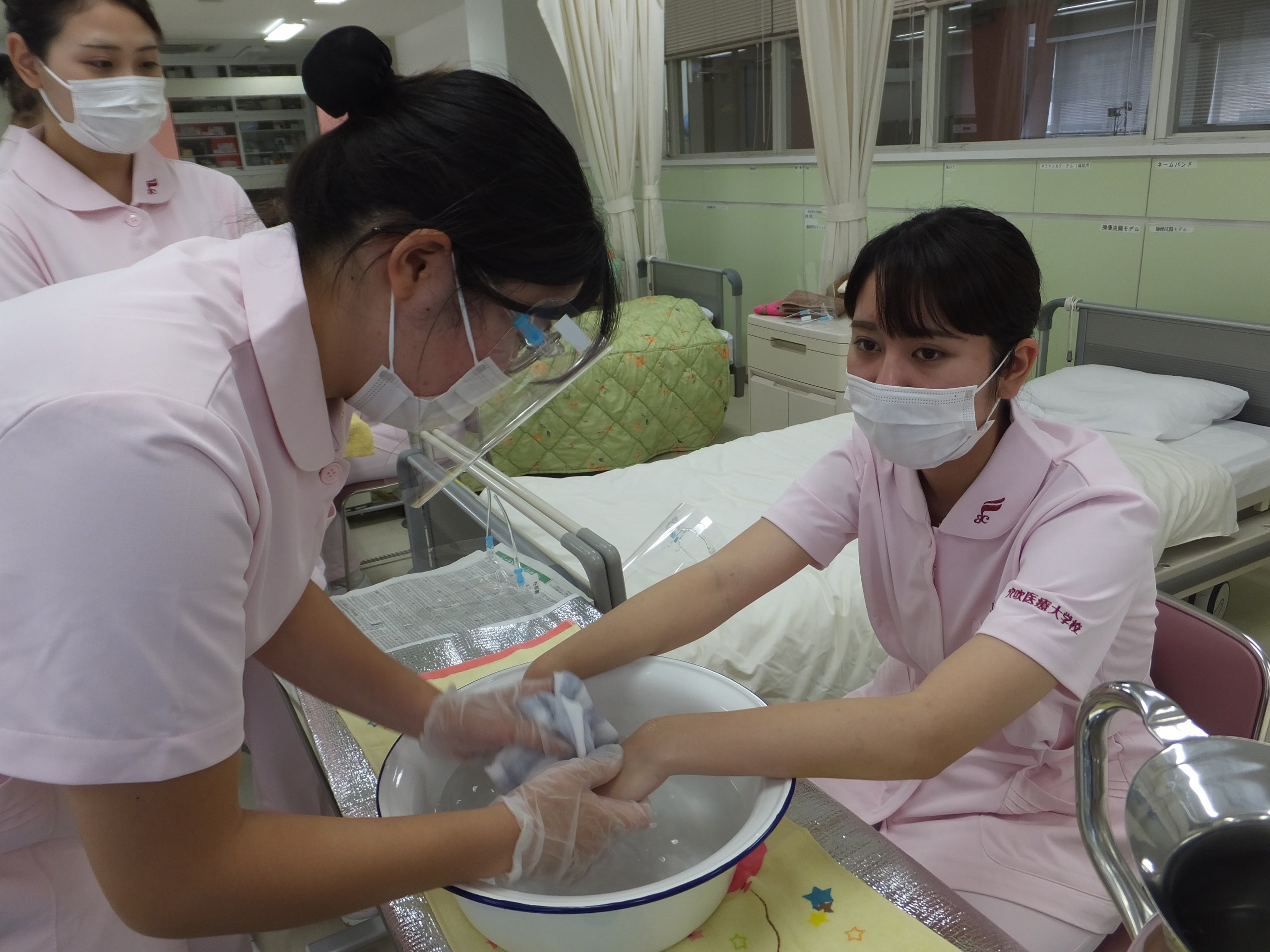 看護学科1年生 初めての看護技術演習！ | 新着情報 | 香川県の専門学校 穴吹カレッジグループ 高松