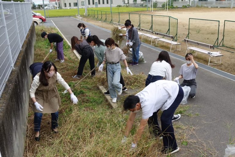 作業療法学科2年生・授業風景（園芸）