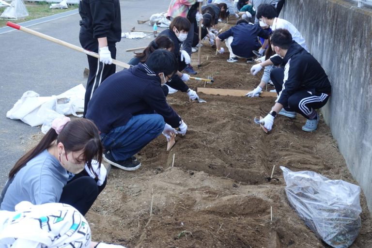 作業療法学科2年生・畑づくりスタート！