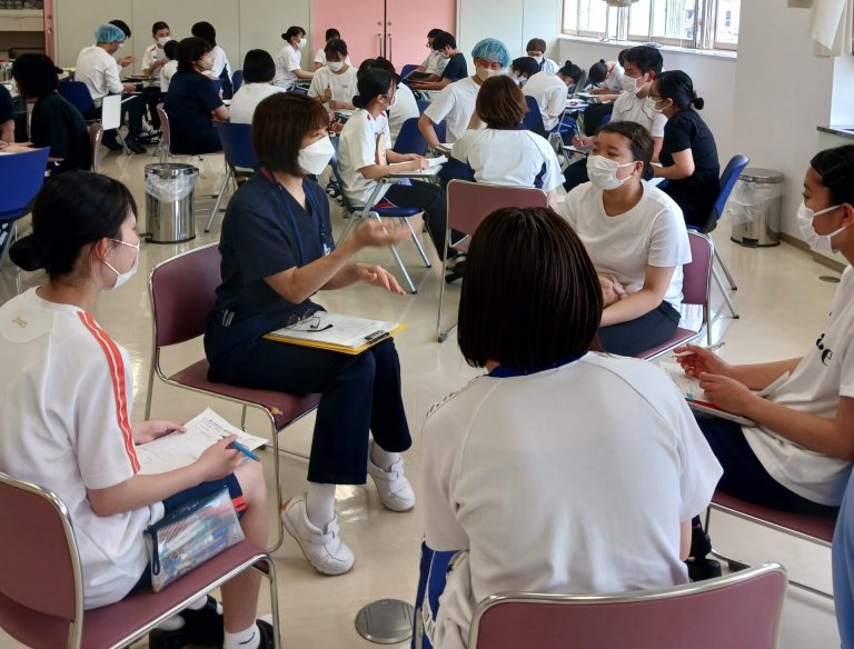 看護学科１年生　初めての演習《感染予防のための手洗い》