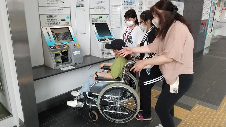 梅雨の晴れ間をぬって学外車いす演習