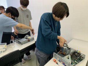 【情報ビジネス学科】パソコン組み立て