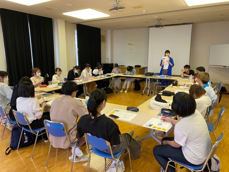 グラフィックデザイン学科1年生が女木島のコミュニティーセンターでワークショップを受けました