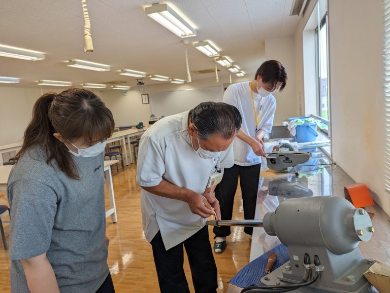 卒業生のみなさんへ・臨床で困ったら、学校まで！