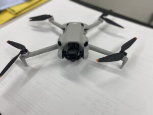 【ドローンロボット専攻】未来の技術を学ぶ、新型ドローン「DJI MINIPro4」を導入！