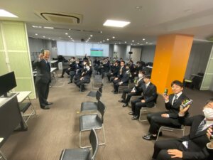 学生たちにパワーを与えるモンスターエナジーの提供