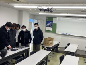 情報システム学科とAIテクノロジー学科の学生　スペシャルオープンキャンパスでドローンイベントの準備に励む