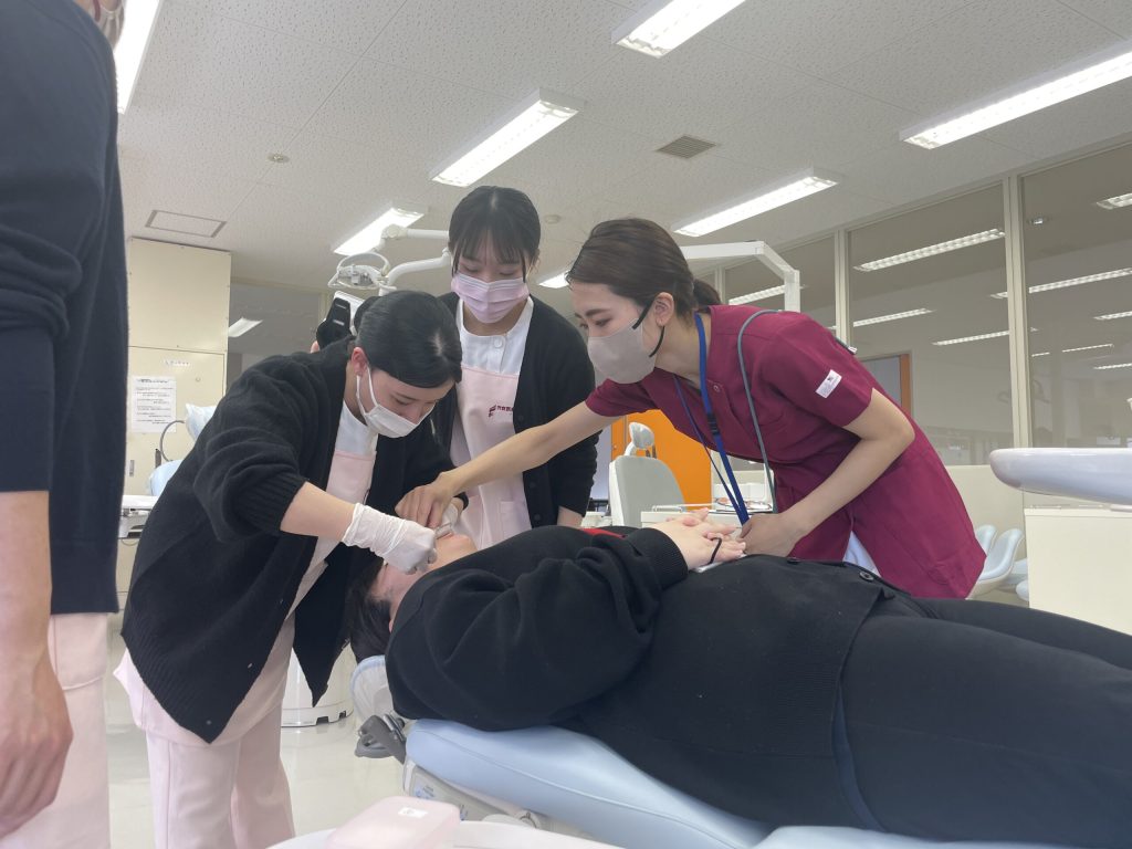 歯科衛生学科初めての1.2年生合同実習を行いました | 香川県の専門学校