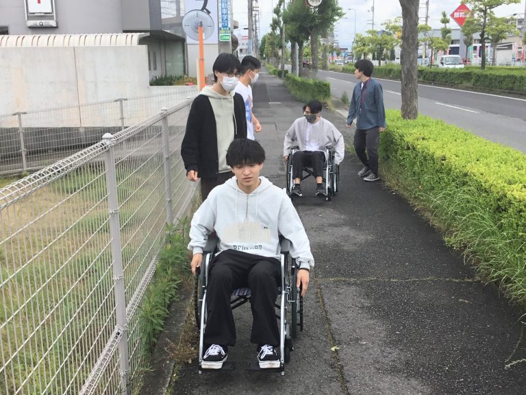 作業療法学科1年生・車いす体験