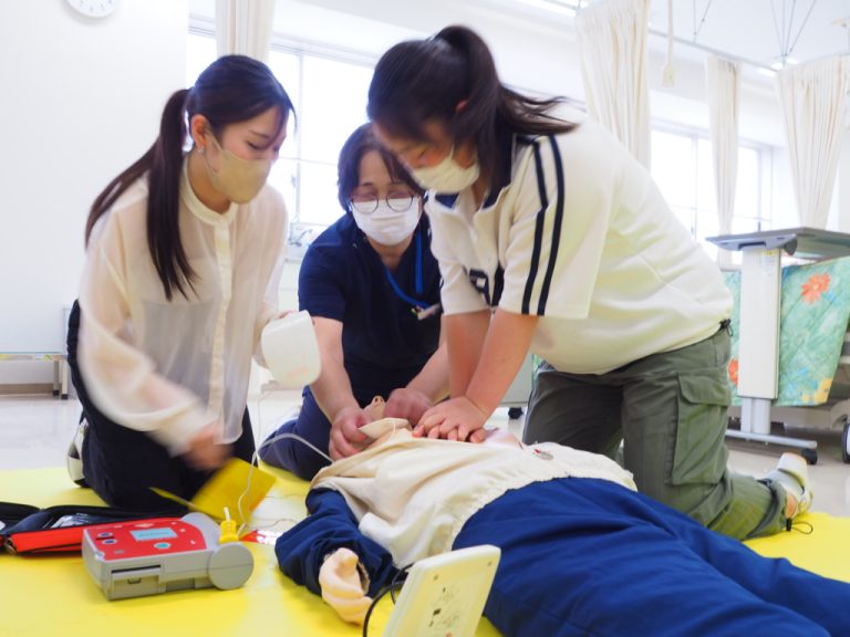 看護師から体験的に学ぶ「病院管理学」（医療事務・ドクター秘書学科2年生）授業レポート