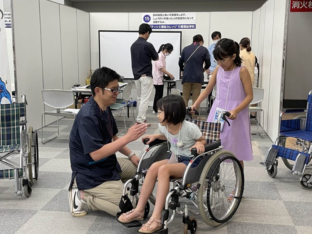 福祉のお仕事，車いす体験