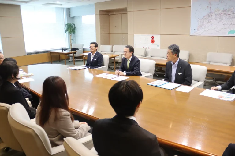 【グラフィックデザイン学科】二科展受賞学生が香川県知事を訪問しました