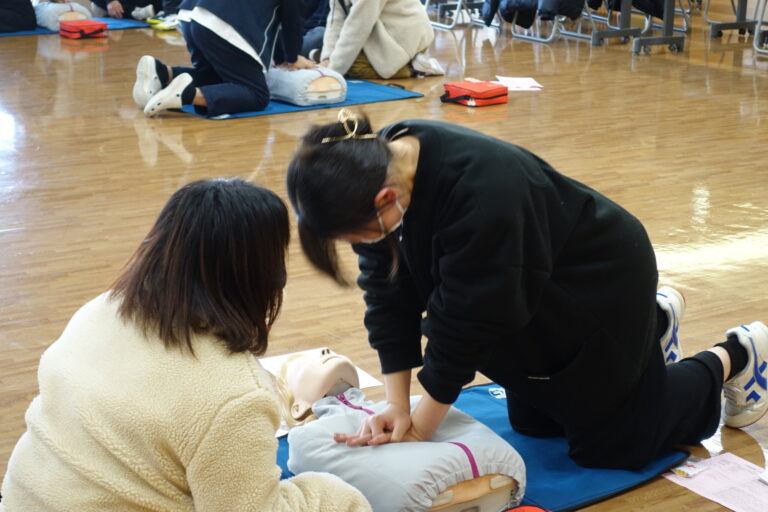 理学・作業療法学科1年生が救急法の基礎講習を受講しました！