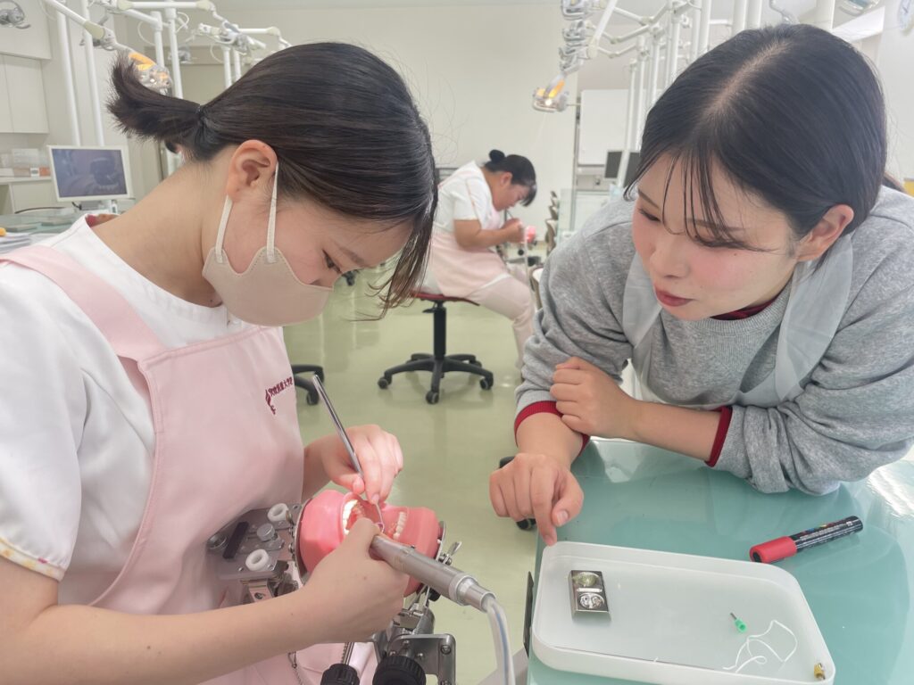 歯科衛生学科1年生の「初めて」を2年生がサポート！～歯面研磨模型実習
