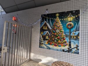 学内にクリスマスの温かい彩りを—クリスマスデコレーションでホリデームード全開！