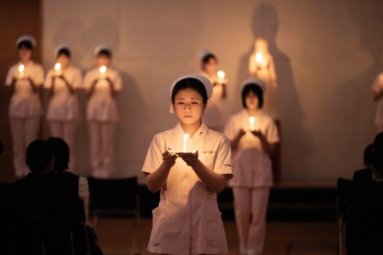 未来の看護師たちが誓う希望に満ちた宣誓式