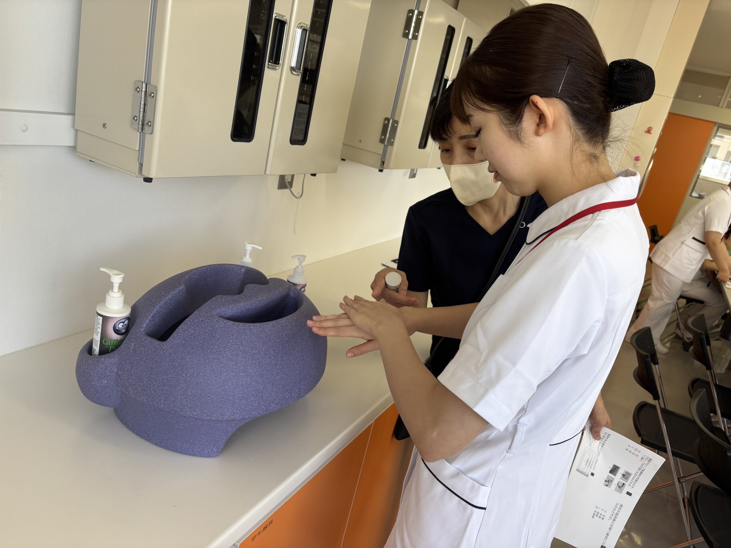 身だしなみを整え、いざ実習室へ！