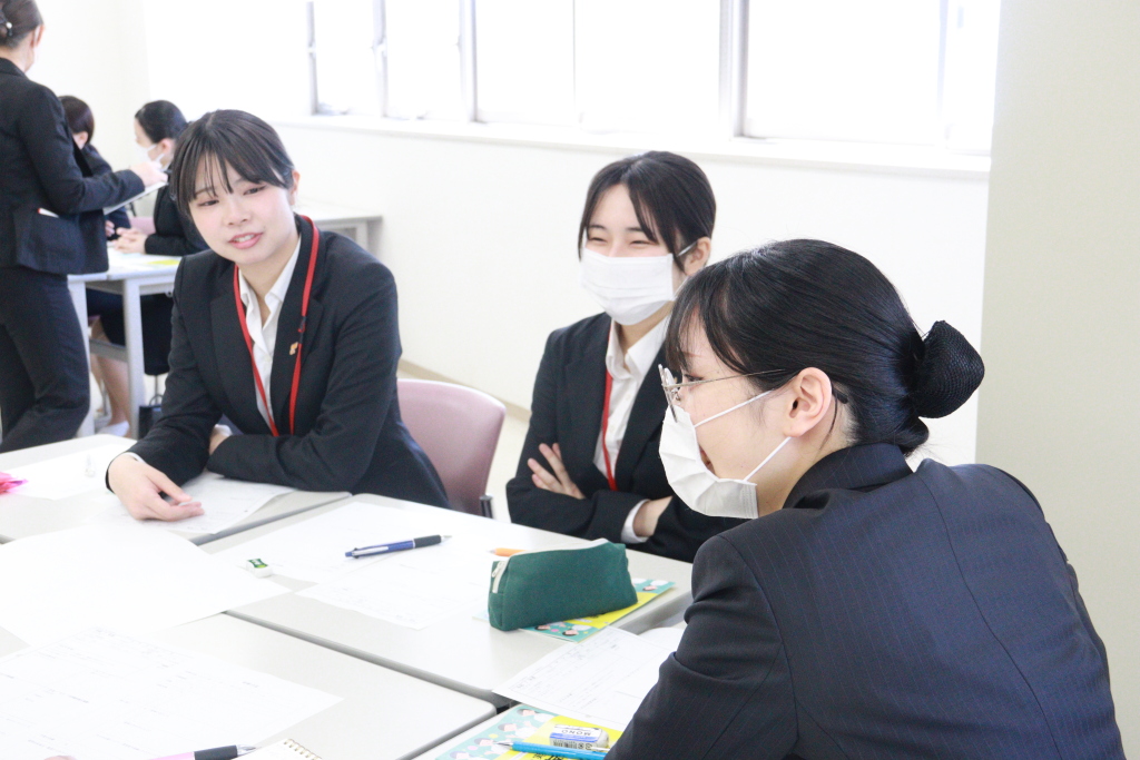 リーダー、書記、タイムキーパーに分かれて、話し合いを進めていきます。