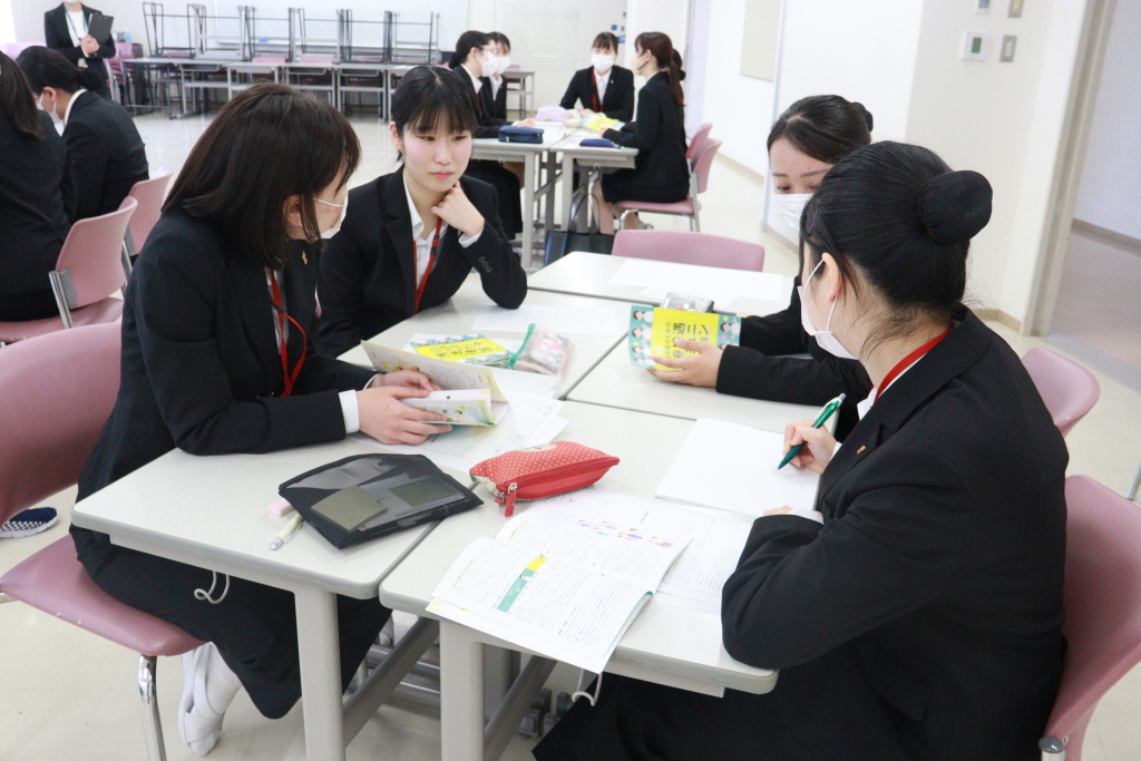 意見をまとめて、発表準備をしています。