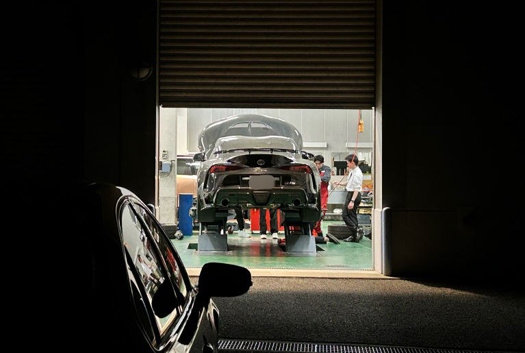 夜の自動車整備