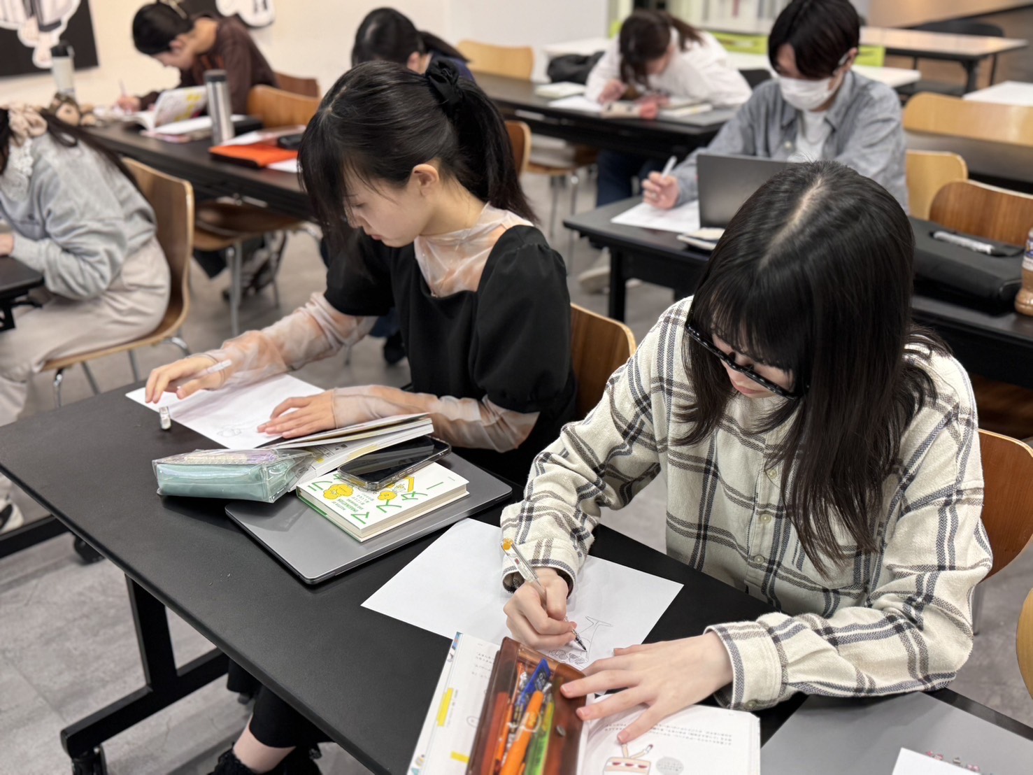 まずは「グラフィックデザイン専攻」の「イラストレーション」の授業。