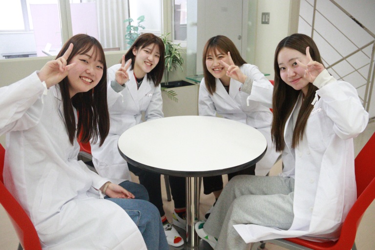 医療事務学科の学生に白衣が届きました!