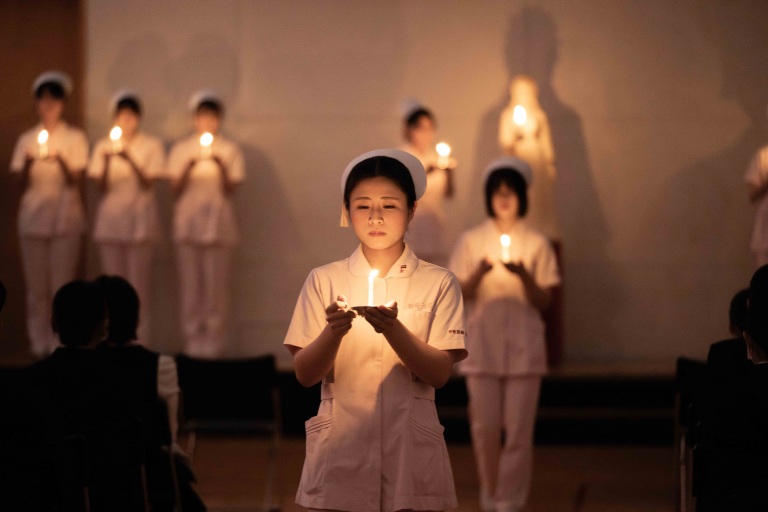 未来の看護師たちが誓う希望に満ちた宣誓式