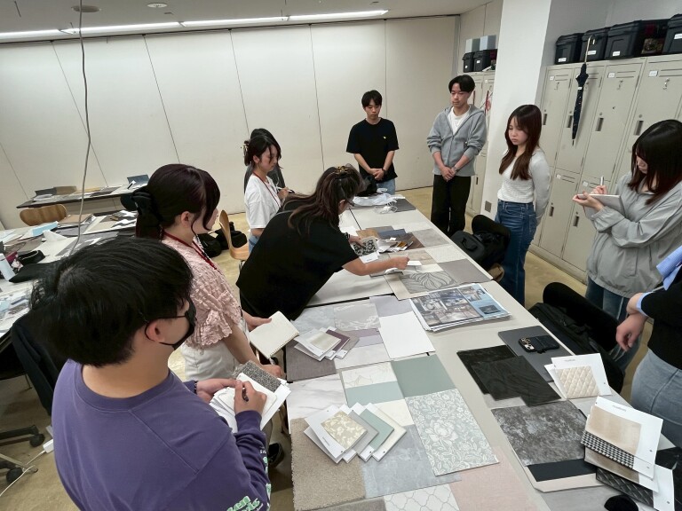 トータルインテリア学科「コーディネート演習」の授業風景をお届けします