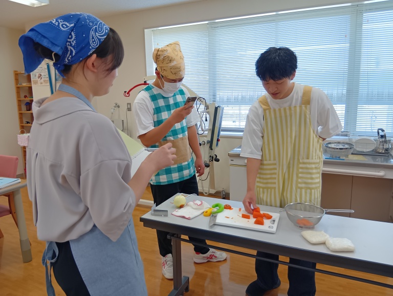 作業療法学科2年生・片麻痺者を想定した調理実習
