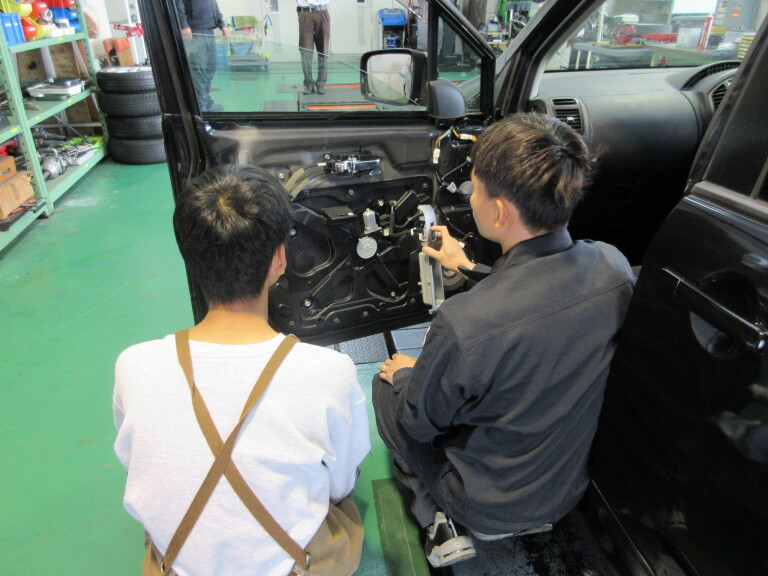 オープンキャンパス 『車のドアを分解してみよう』
