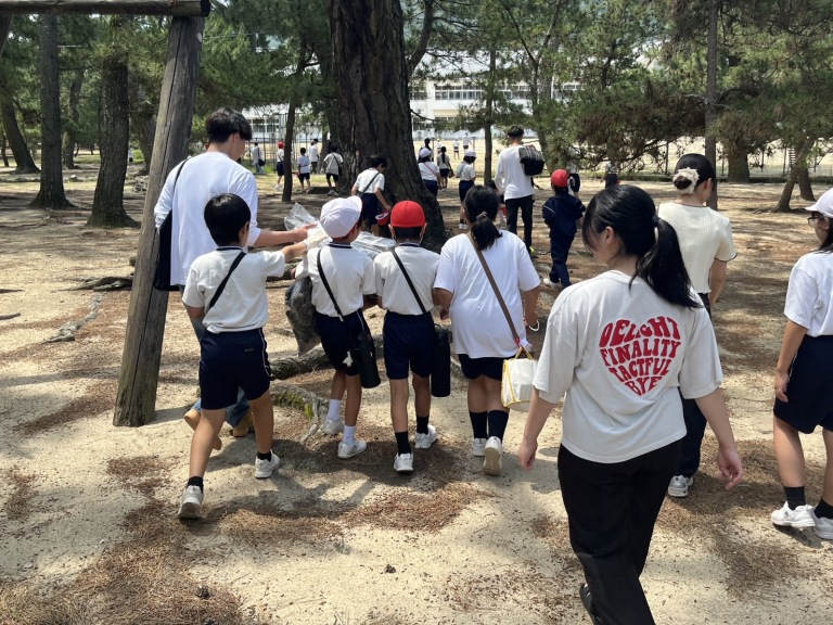 【トータルインテリア学科】 専門学生と小学生が共同で「キニナルキ」の素材集めを実施しました