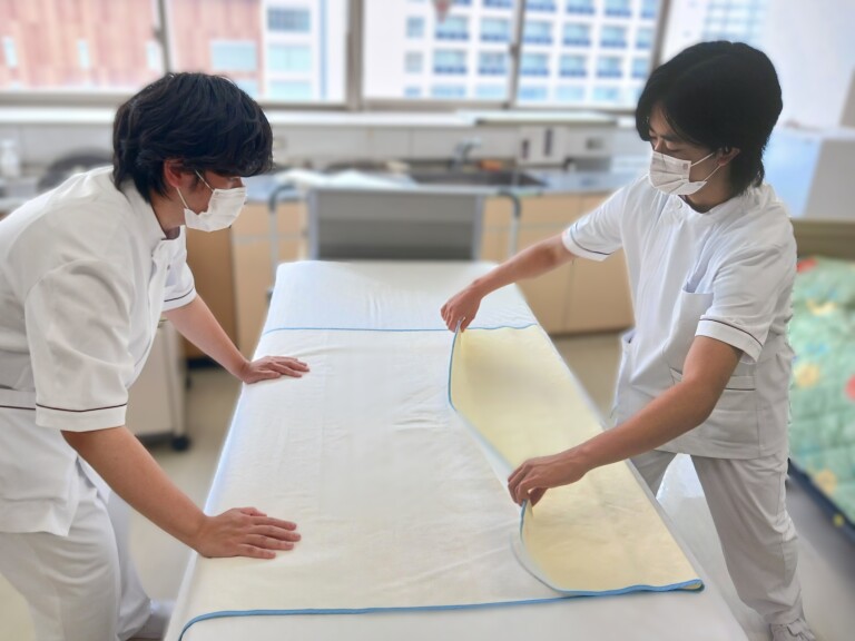 看護学科1年生 シーツ交換練習