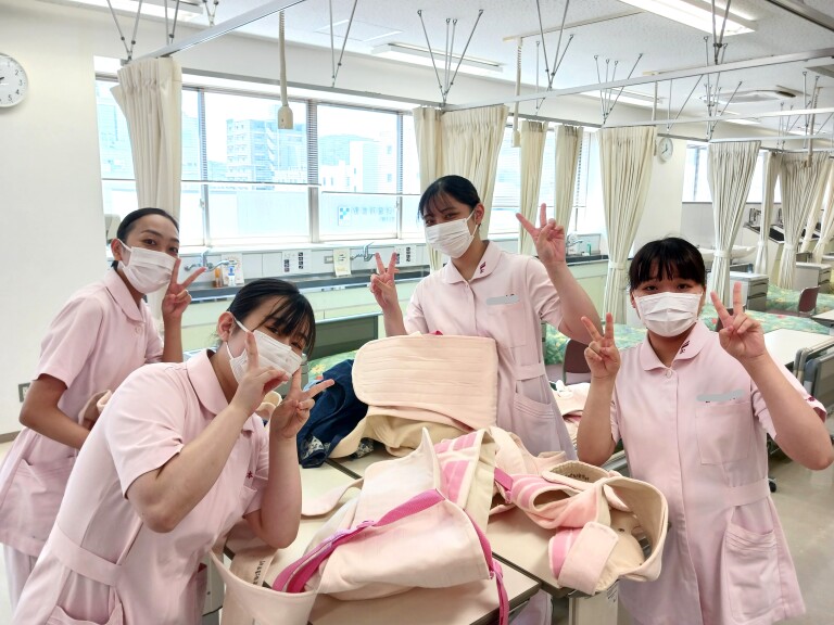 看護学科　オープンキャンパスの日、お手伝い学生は何をしてる？ ～穴吹の在校生を見てみよう！～