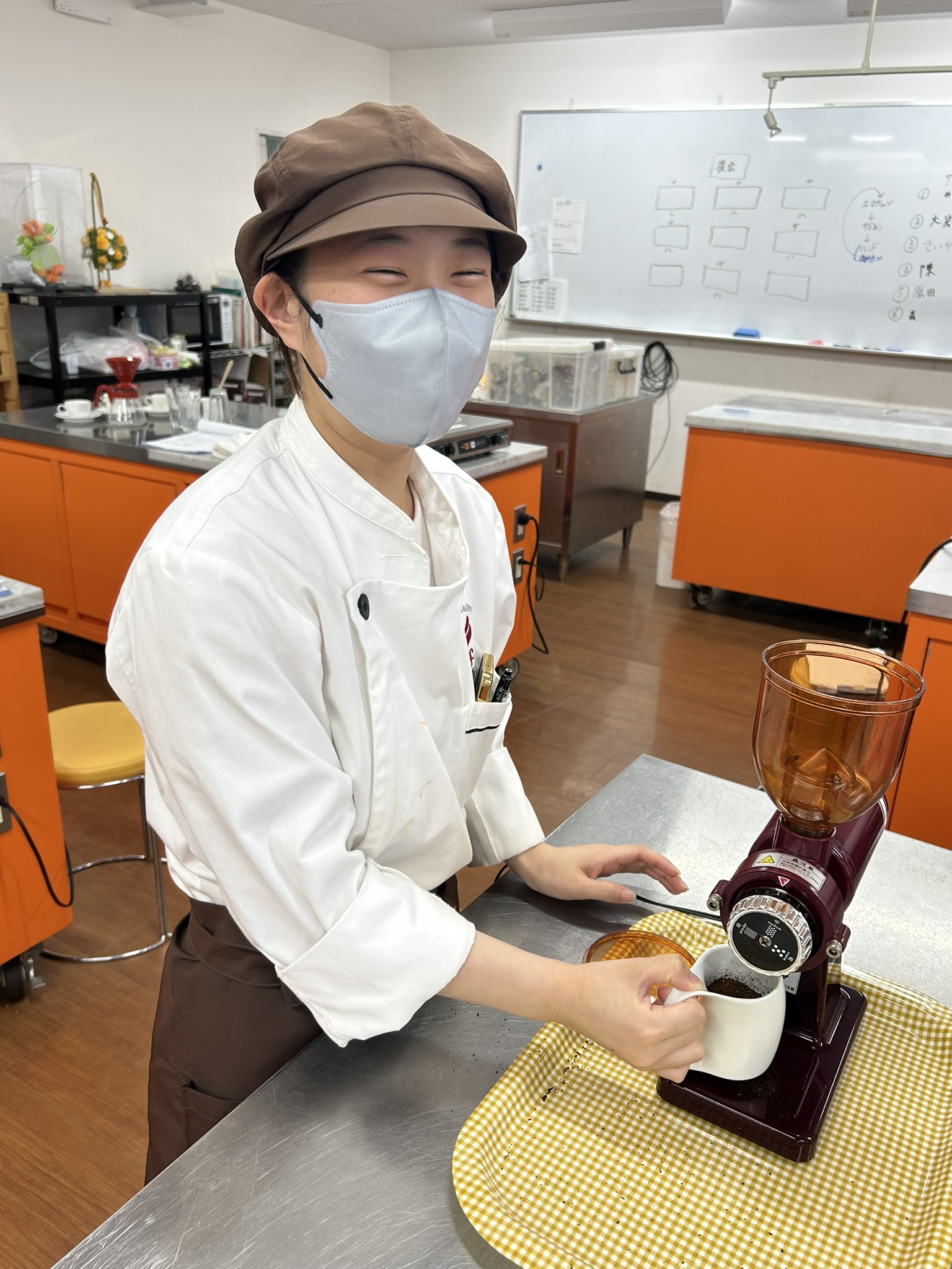 コーヒー豆を丁寧に挽いている様子