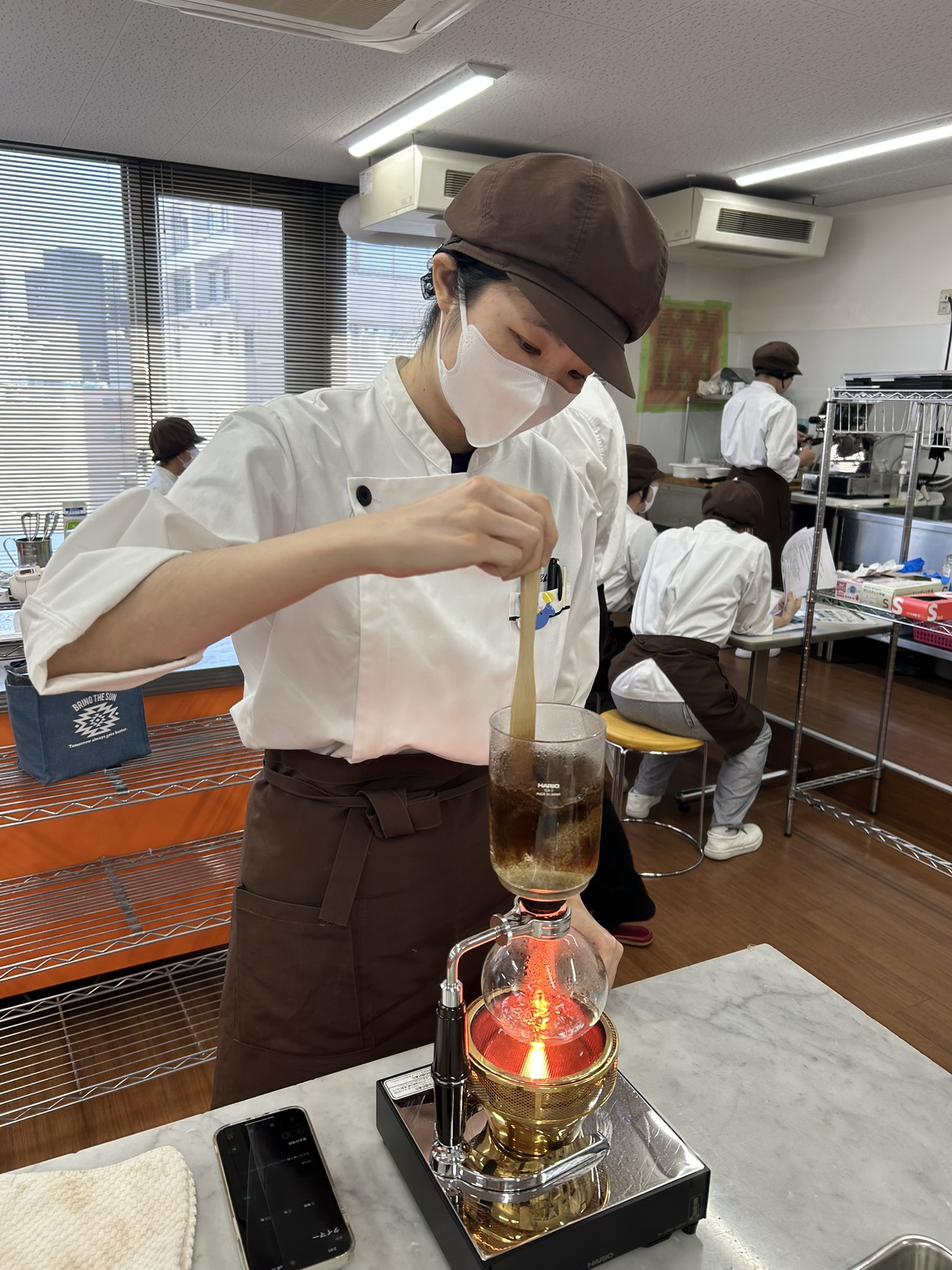 サイフォン式でコーヒーを抽出している様子