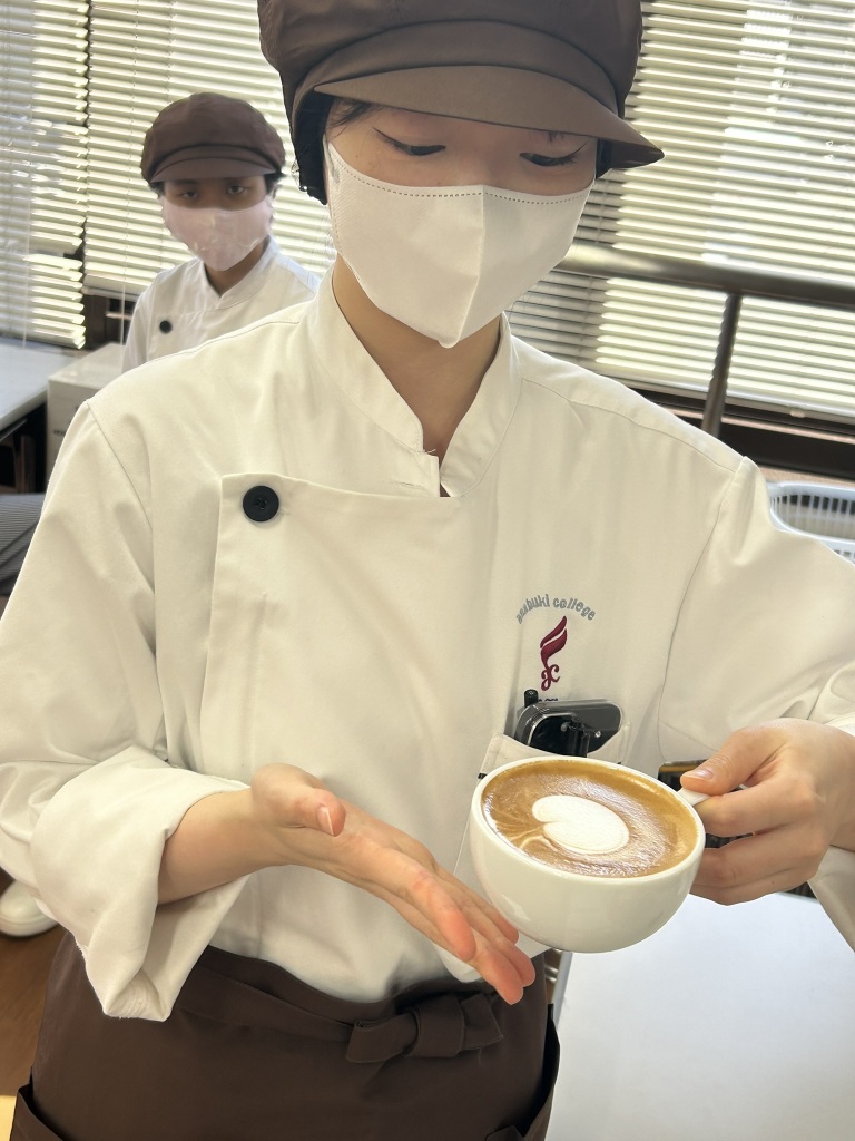 バリスタの授業風景(パティシエベーカリー学科2年生)