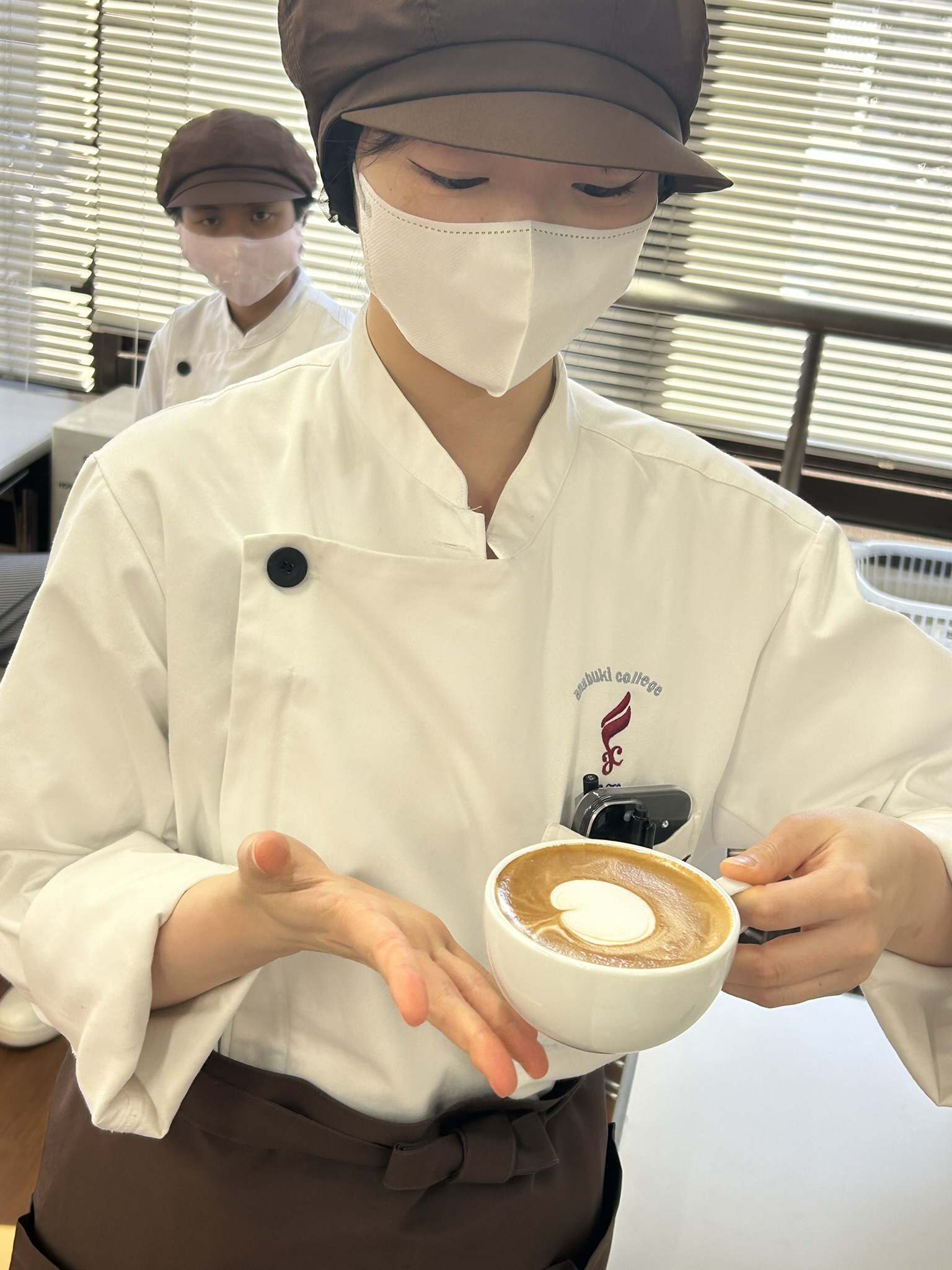 ラテアートに挑戦している様子