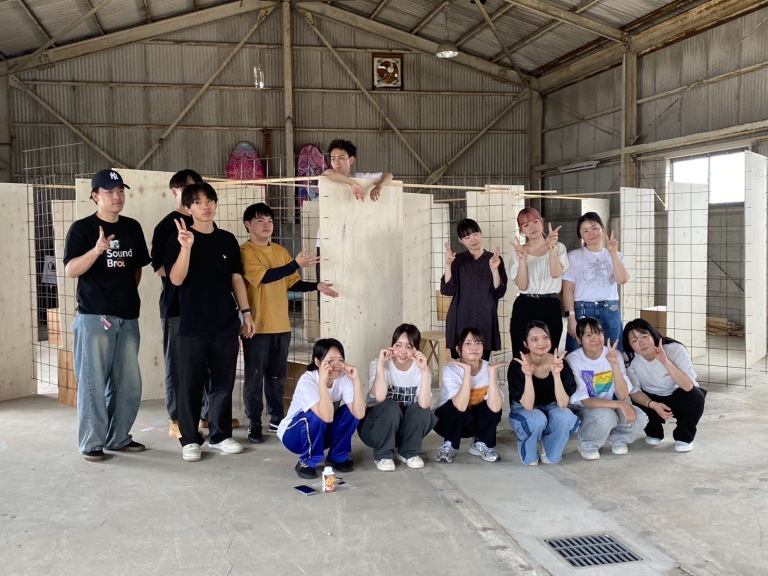 【トータルインテリア学科】専門学生と小学生が力を合わせて制作してきたアート作品「キニナルキ」が、いよいよ完成間近となりました!