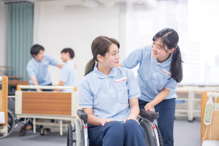 駅近で通いやすい!学費分割で負担が少ない!介護福祉の専門学校