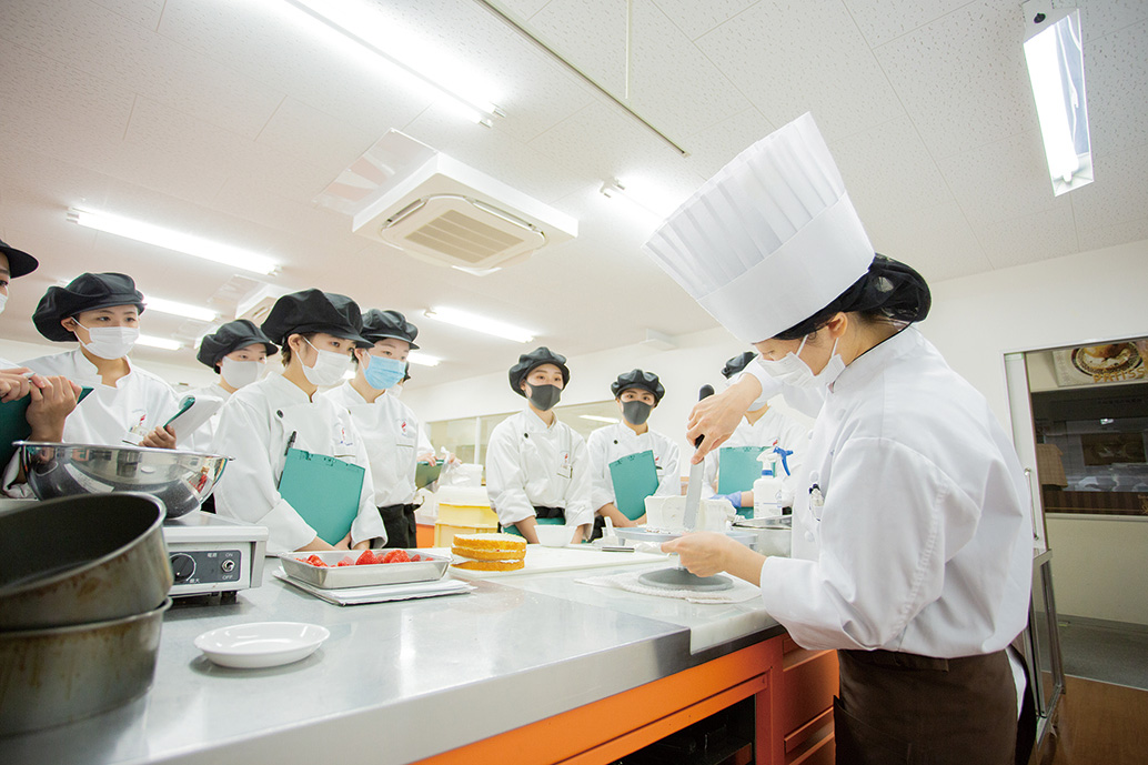 製菓、製パン実習が豊富