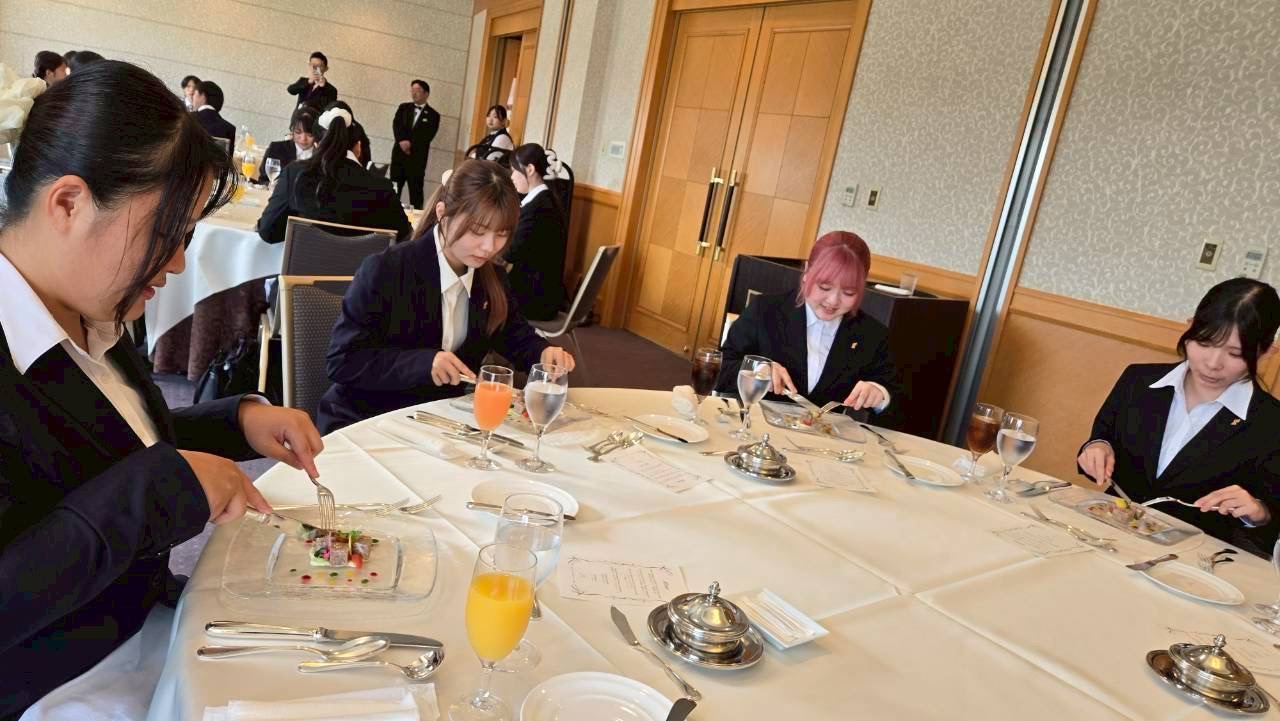 慣れない手つきで、前菜に挑戦！