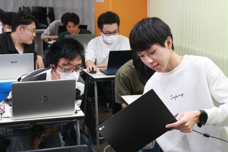 【広報が潜入!!👀】情報システム学科&AIテクノロジー学科3年生の「卒業研究」授業!