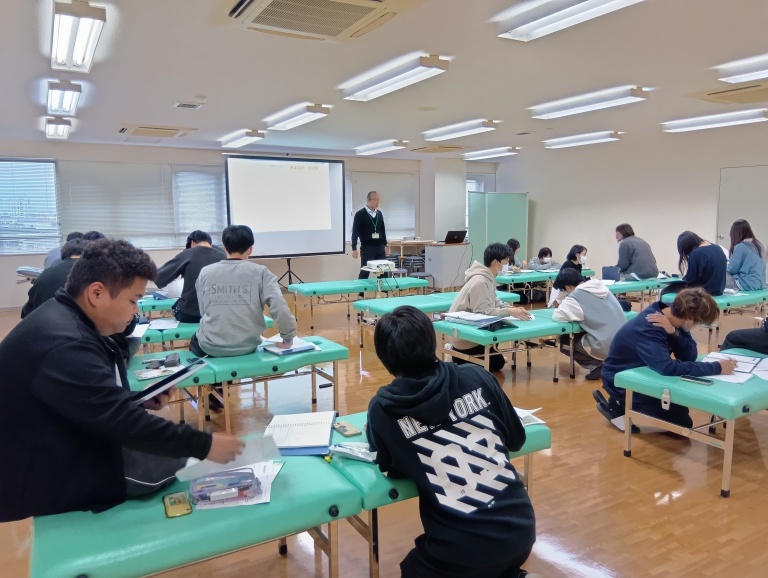 理学療法学科2年・地域理学療法学授業風景