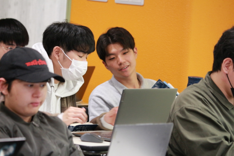 【広報が潜入!!👀】情報システム学科3年生＆AIテクノロジー学科2年生の「AIプログラミング演習」授業！