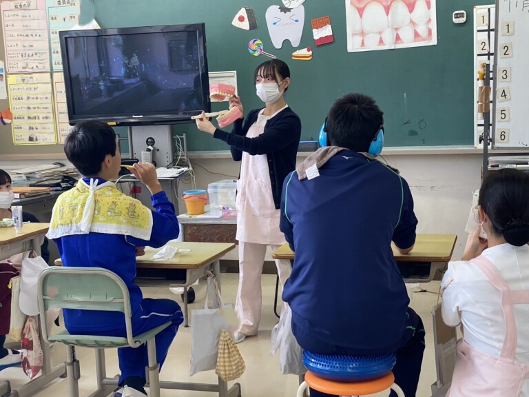 歯科衛生学科３年生　特別支援学校で歯みがき指導！