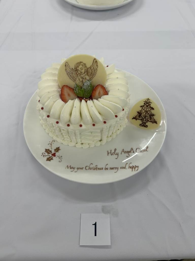 パイピングと絞りの細かさ丁寧さが光る作品