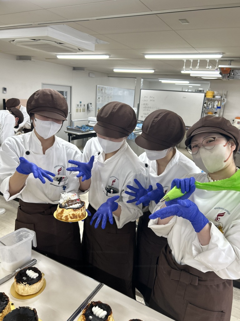 クリスマスケーキの販売を行いました。