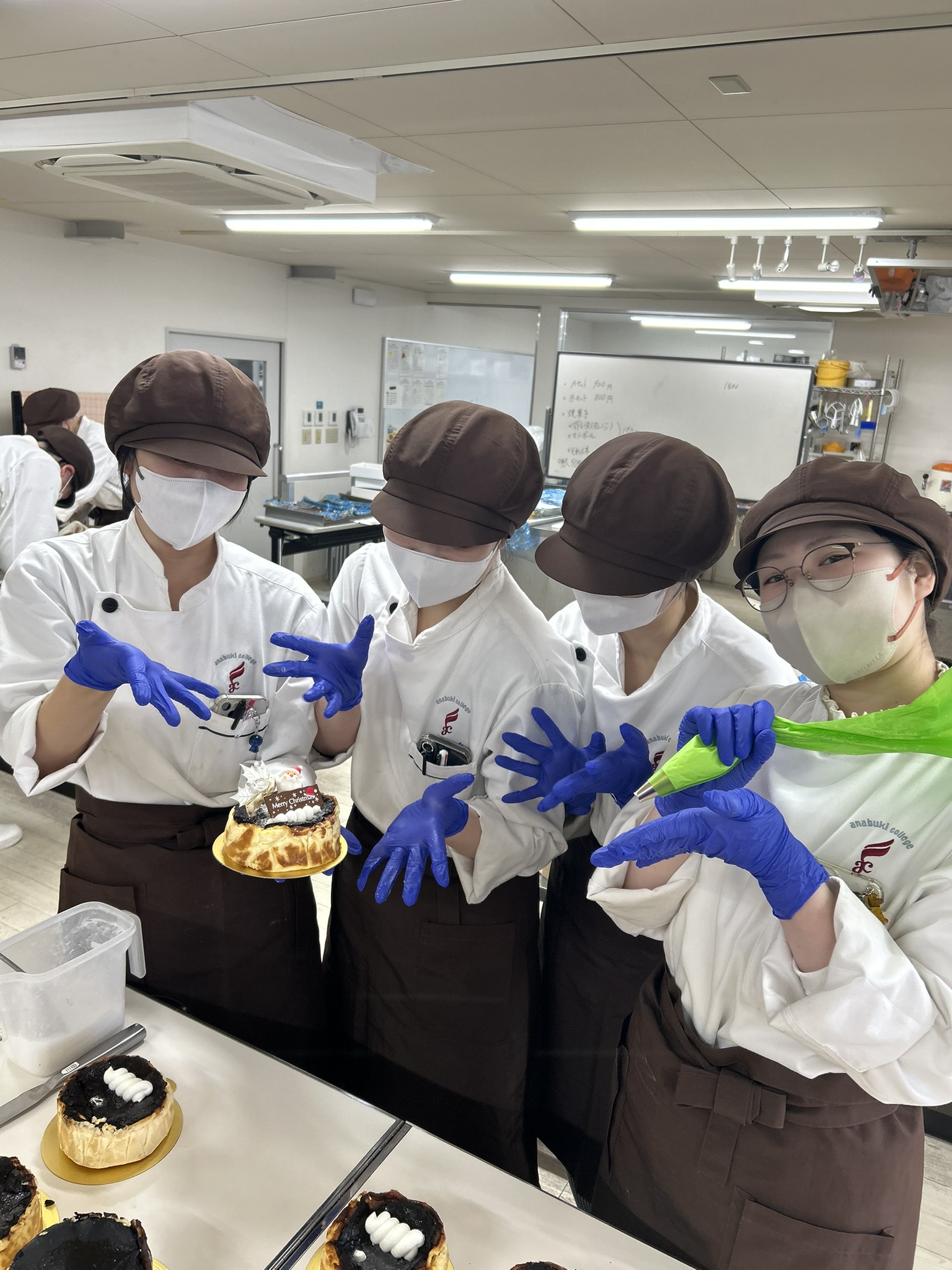 かわいいケーキの出来に、思わず笑顔になる学生たち