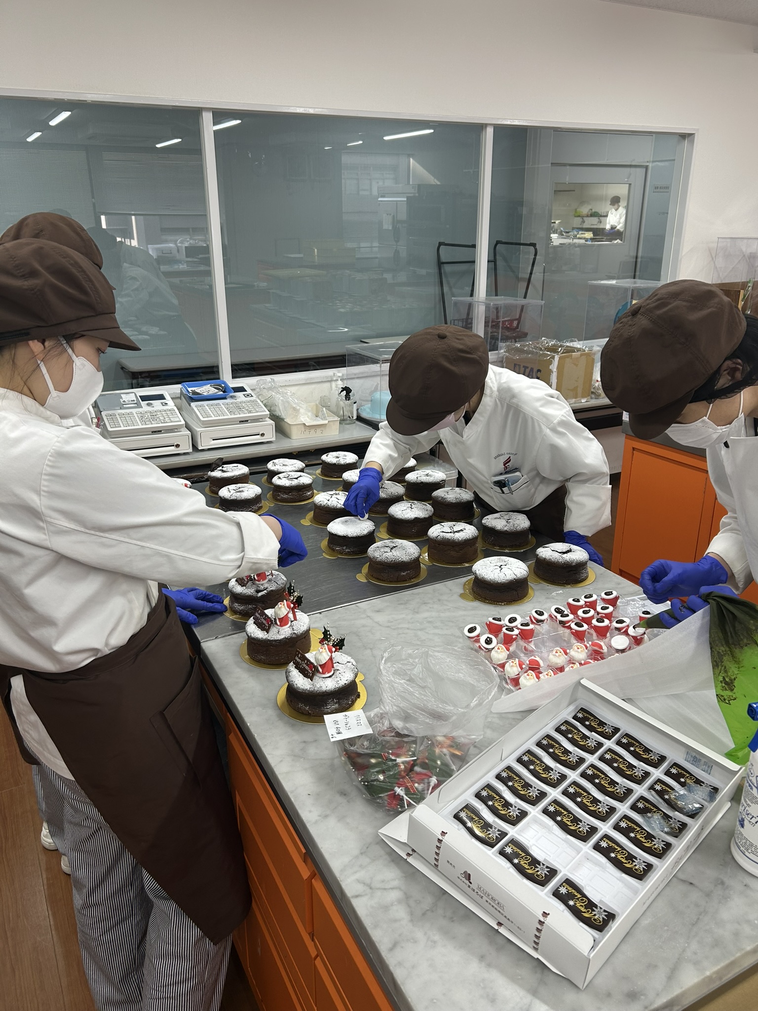 大量のケーキを１つ１つ丁寧に仕上げました