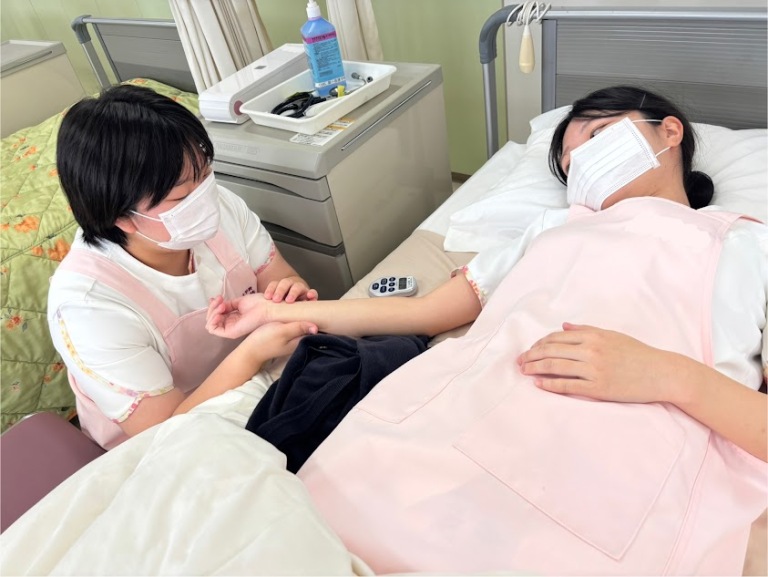 歯科衛生学科２年生　バイタルサイン実習